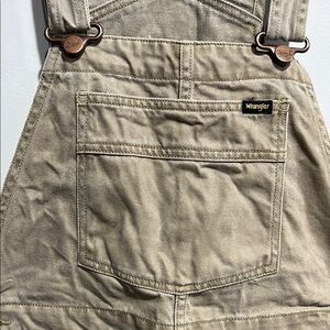 Wrangler Women’s Overalls
Size medium